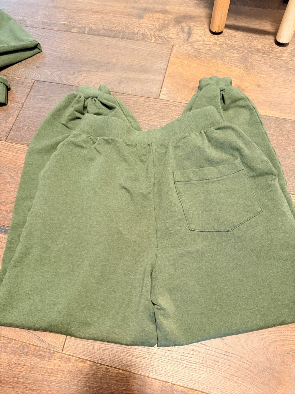 Londre Super Soft Cropped Sweatshirt and Jogger Sweatpants Set in Kauai Green - Picture 11 of 13